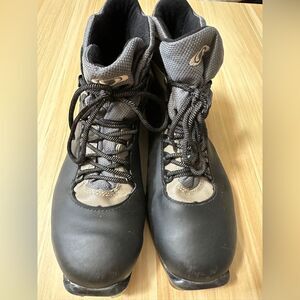 Salomon Men’s Cross-Country Ski Boots – UK 7 / US 7.5 / EU 40 – Black & Gray